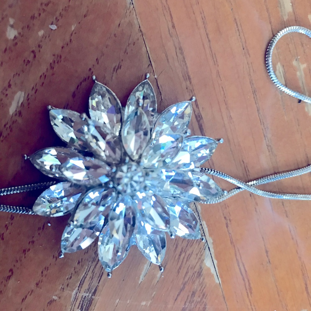 Blingy 3d star pendant with hanging drop gems